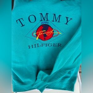 2000’s retro Tommy Hilfiger pullover.